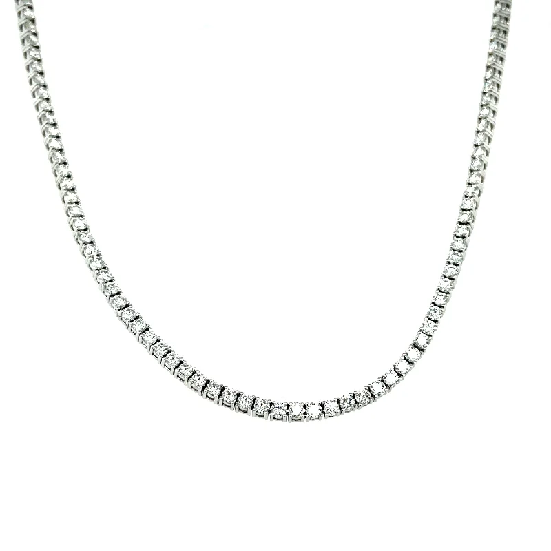 Lady's White 18 Karat Necklace With Diamonds