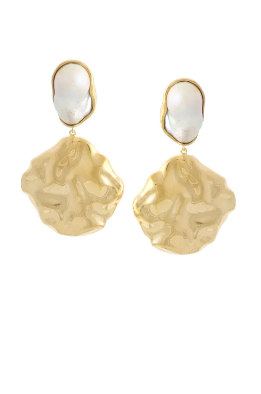 FEMININE WAVES HAMMERED EARRINGS WITH PEARL