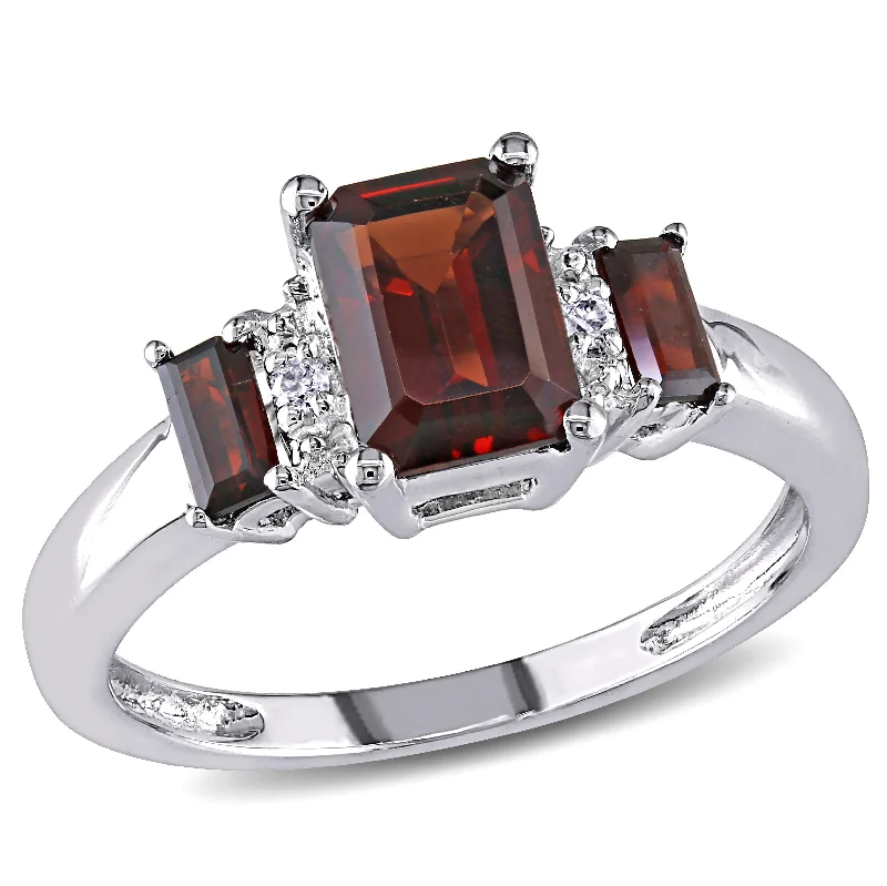 Mimi & Max 1 3/5ct TGW Garnet and Diamond 3 Stone Ring 10k White Gold